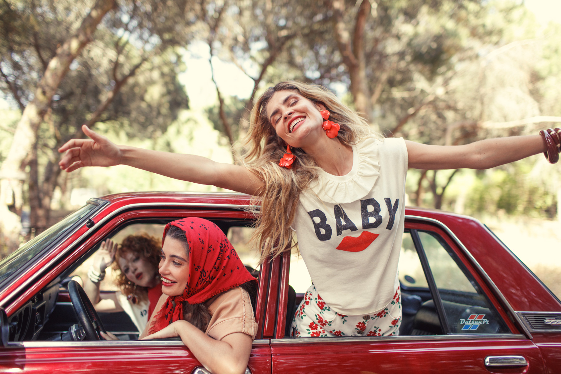 Koszulka bez rękawów z kołnierzykiem i nadrukiem ust 3